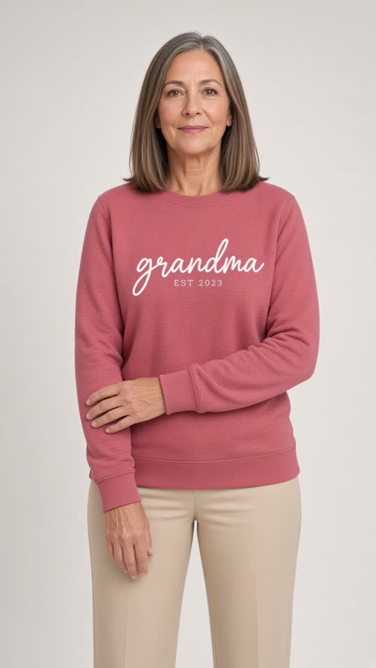 Modelo de IA con la sudadera rosa grandma de la foto original